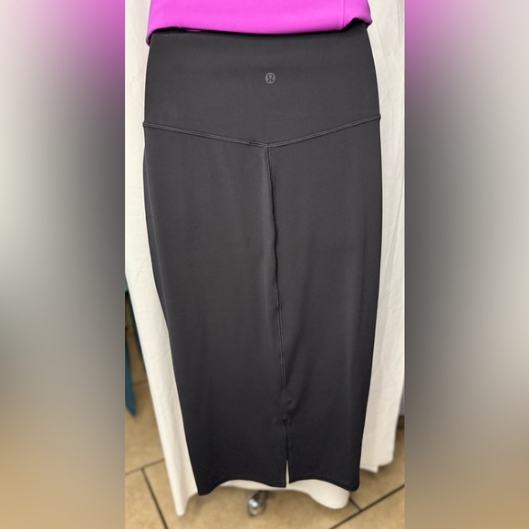 Lululemon‎ Nulu Slim-Fit High-Rise Skirt Black Size 6
NEW WITH TAGS - Picture 5 of 6